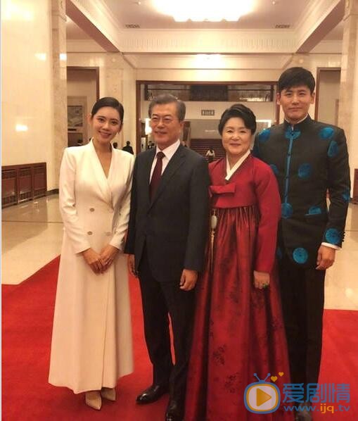 於曉光帶著秋瓷炫出席國賓晚宴，兩人牽手甜蜜撒糖