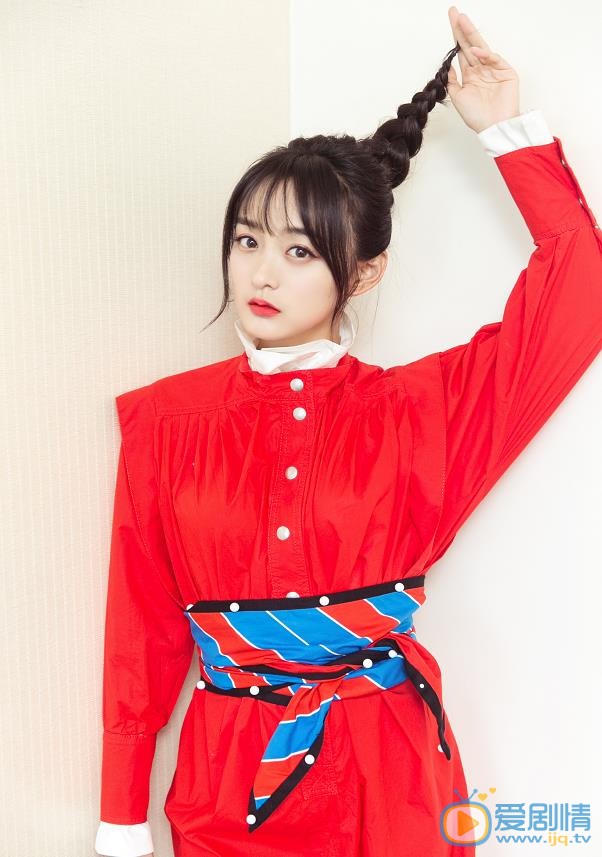 愛情進化論邢清清是誰演的?邢清清扮演者何泓姍個人資料、寫真及生活照欣賞