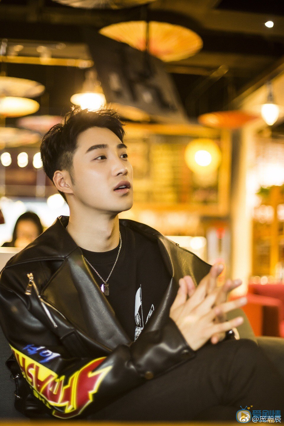 我站在橋上看風景羅智是誰演的？羅智扮演者龐瀚辰個人資料、寫真及生活照欣賞