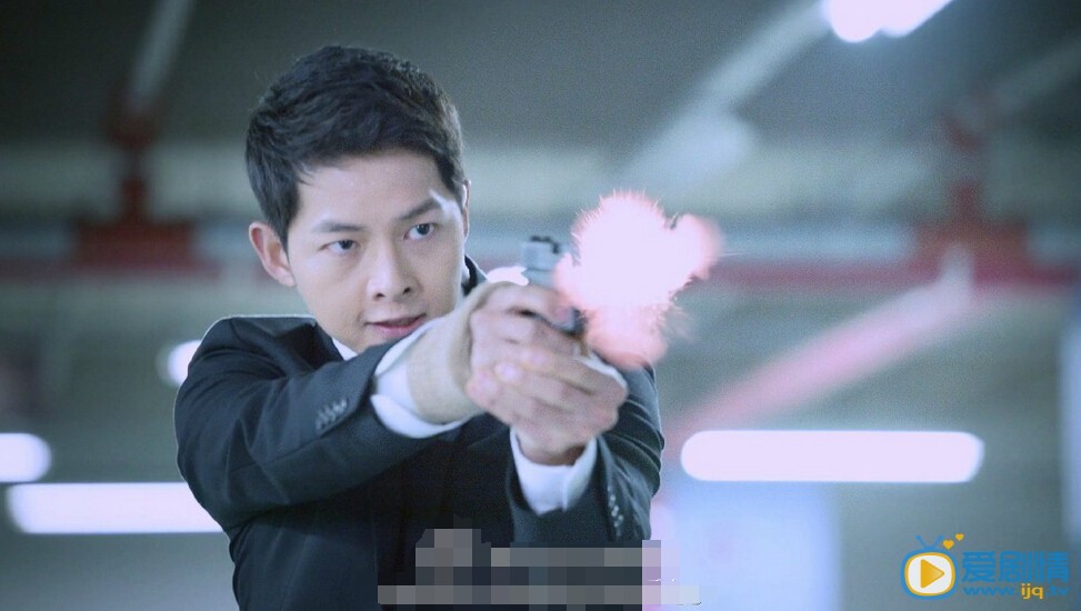 太陽的後裔柳時鎮回國當保鏢的時候看到了誰？柳時鎮在停車場追趕的黑衣人是誰？