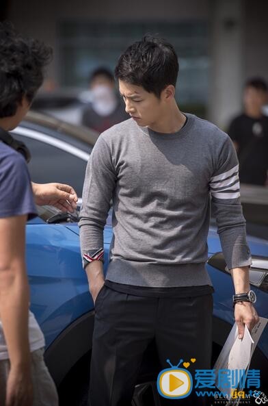 太陽的後裔現場照曝光：宋仲基認真背台詞