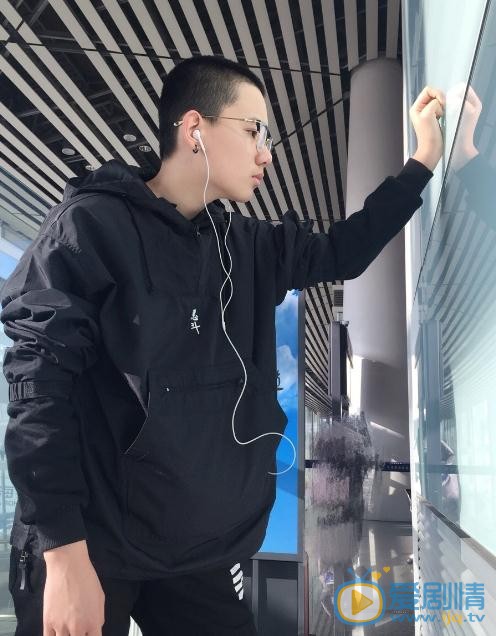 我的體育老師路寬是誰演的?路寬扮演者胡先煦個人資料、寫真及生活照欣賞