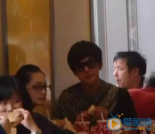 楊洋李沁肯德基低調約會用餐，這是舊情復燃的節奏？