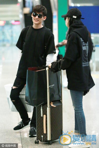 張翰古力娜扎機場虐狗升級，情侶裝十指緊扣滿臉甜蜜寵溺