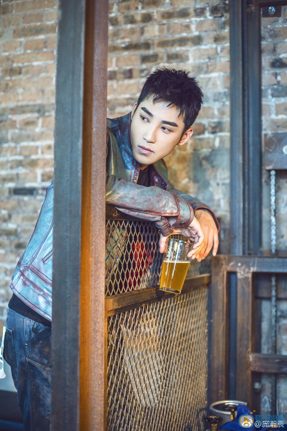 我站在橋上看風景羅智是誰演的？羅智扮演者龐瀚辰個人資料、寫真及生活照欣賞