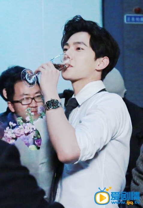  微微一下很傾城楊洋帥氣西裝照曝光 霸道總裁氣質神似肖奈