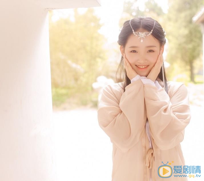 愛情進化論賈小美是誰飾演的？賈小美扮演者梁寶羚個人資料、寫真及生活照欣賞