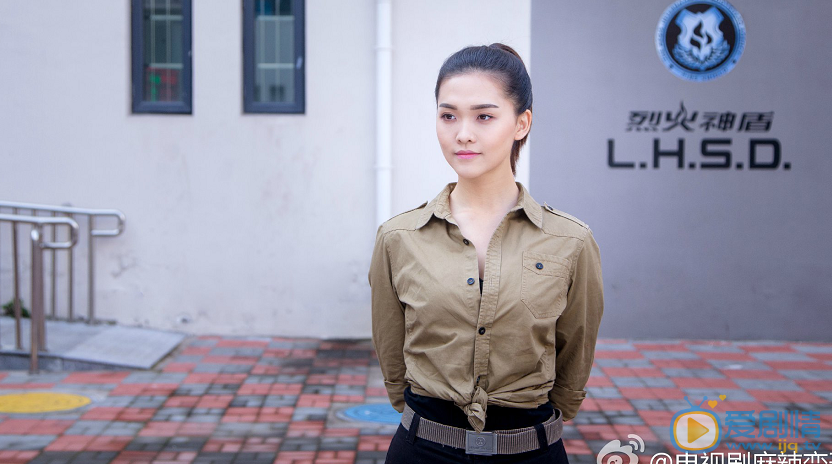 麻辣變形計崔天琪幫助關小迪進入烈火神盾有什麼目的？她接受誰的指使？