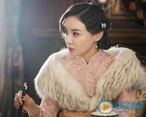 老酒館那正紅和婉容是什麼關係？