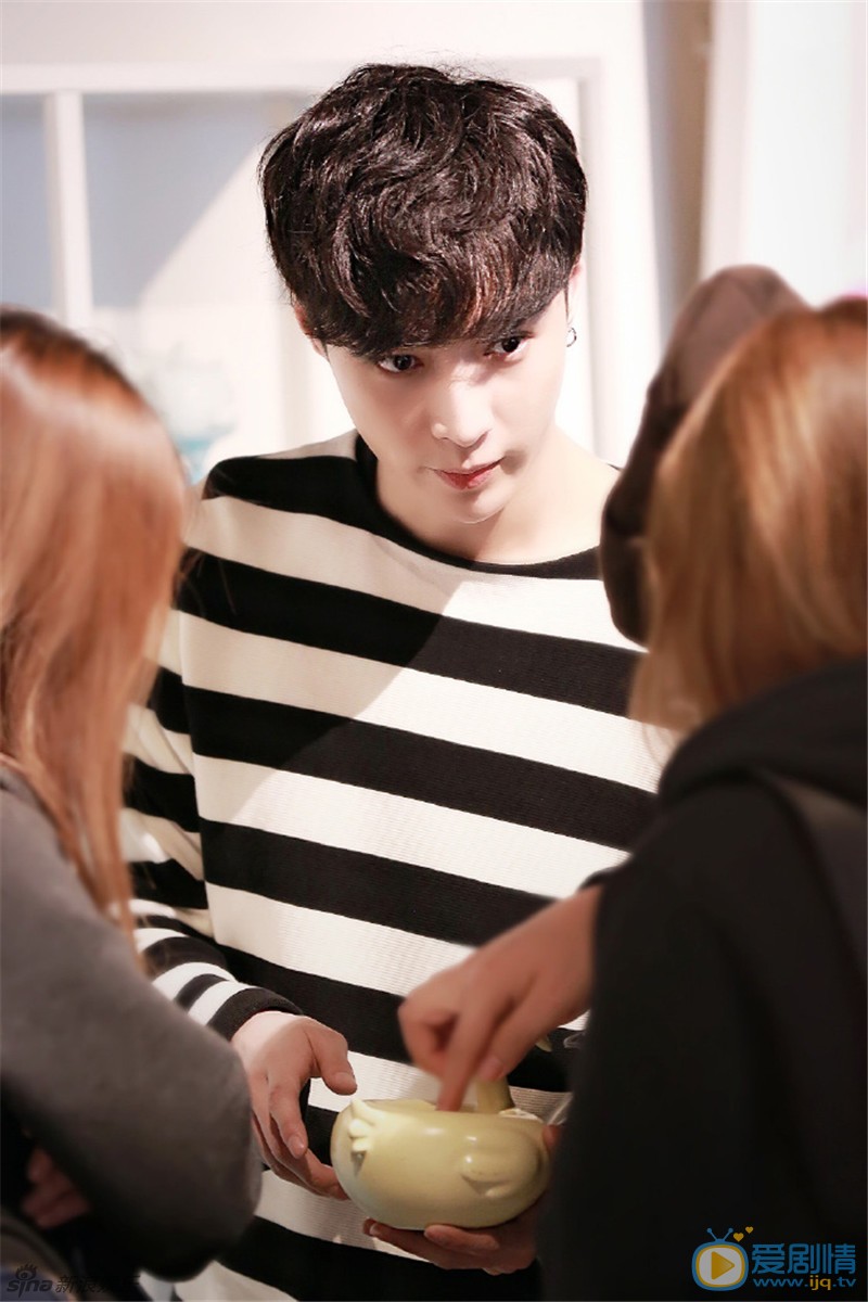 張藝興現身機場，條紋上衣大長腿，呆萌看玩偶