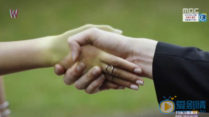 W兩個世界第7集中尹紹熙的手為何突然消失?