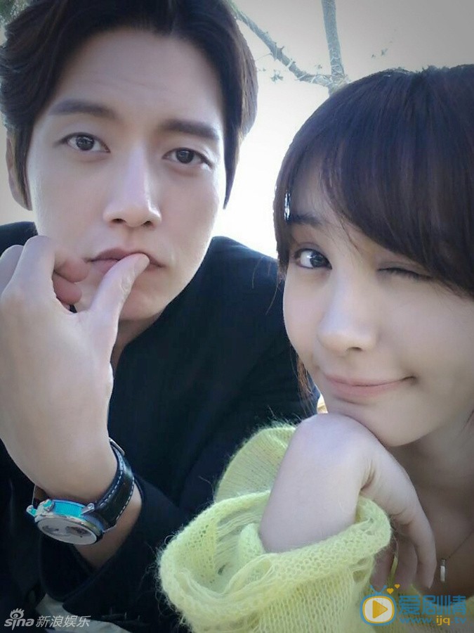 《遠得要命的愛情》李菲兒朴海鎮超萌花絮照欣賞 兩人俏皮可愛 《遠得要命的愛情》李菲兒與朴海鎮這對&ldquo;岸夏夫婦&rdquo;片場花絮照曝光，李菲兒與朴海鎮自拍，時而俏皮賣萌，時而&ldquo;大秀恩愛&rdquo;。