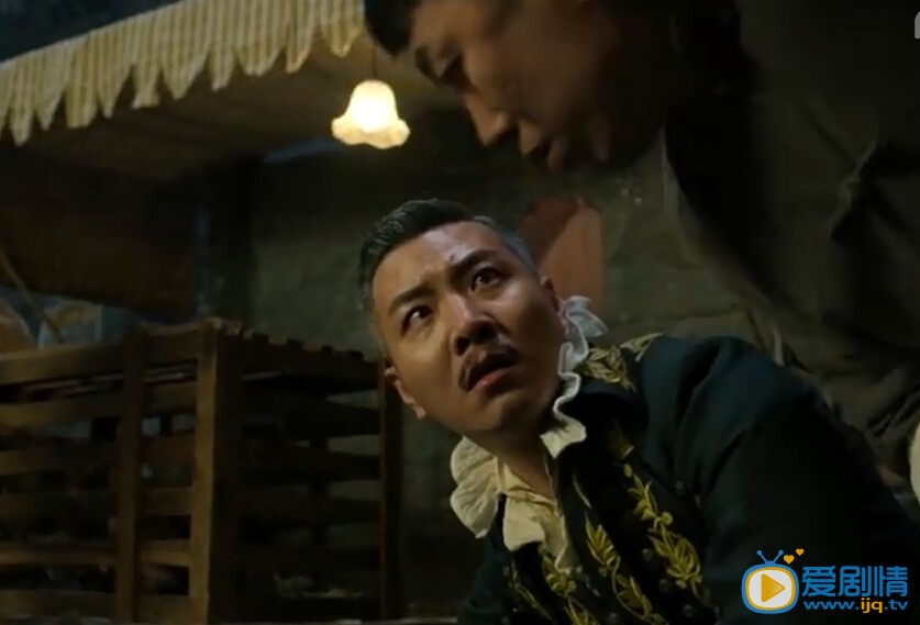  畢業歌電視劇中救了王沐天並藏在雞圈中的人是誰？畢業歌中救了王沐天的人和桑霞是什麼關係？王沐天和男子兩人接頭時送出的箱子裡裝的是什麼？