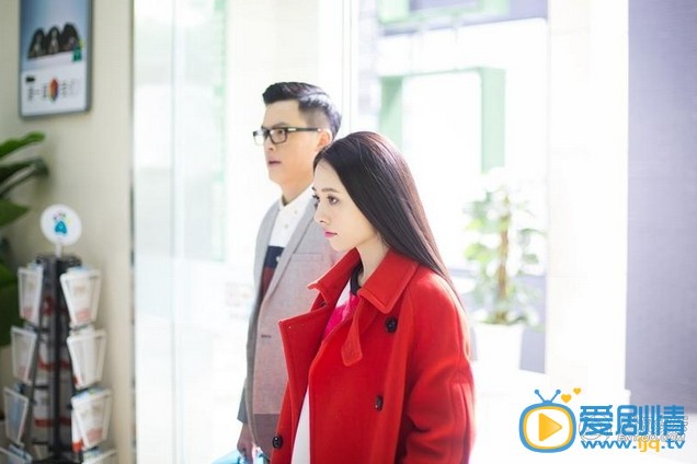 神犬小七郭碧婷大紅色大衣