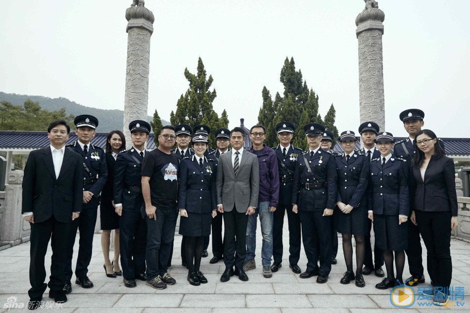 郭富城楊采妮《寒戰2》殺青 《寒戰2》劇照搶先看  劇組警服裝大合影 《寒戰2》的最後一場重頭戲“送戰友”曝光，郭富城穿警服現身，同時《寒戰2》正式殺青。