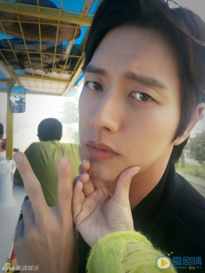 《遠得要命的愛情》李菲兒朴海鎮超萌花絮照欣賞 朴海鎮舉&ldquo;V&rdquo; 《遠得要命的愛情》李菲兒與朴海鎮這對&ldquo;岸夏夫婦&rdquo;片場花絮照曝光，李菲兒與朴海鎮自拍，時而俏皮賣萌，時而&ldquo;大秀恩愛&rdquo;。