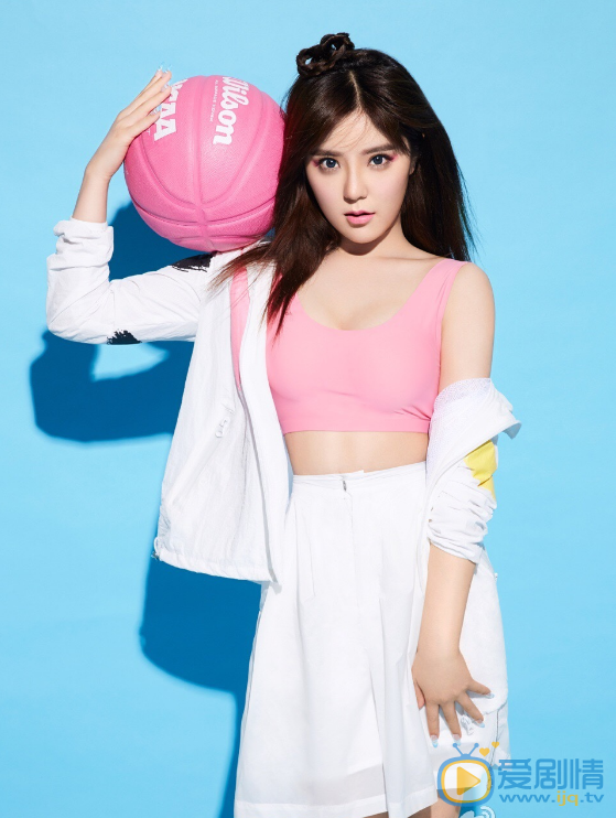 繁星四月李寶英是誰演的？李寶英扮演者趙奕歡個人資料生活私照欣賞