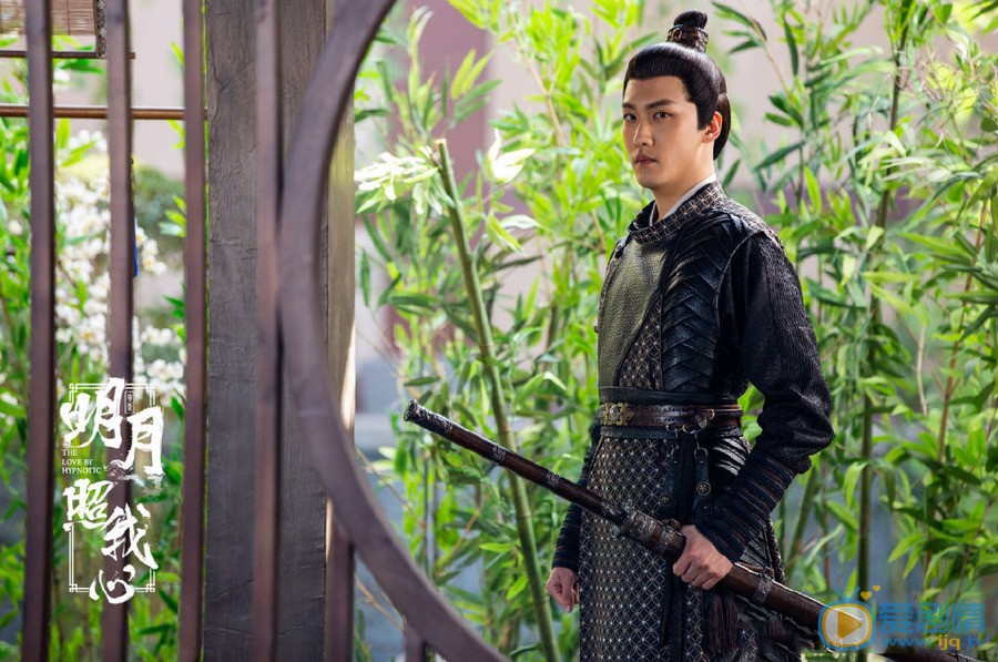 明月照我心坦麗是由誰飾演的？她和誰有感情戲？