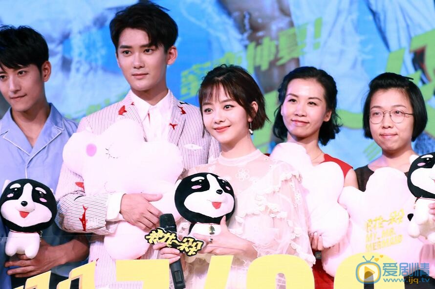 浪花一朵朵開發布會 譚松韻熊梓淇上演花式泳姿