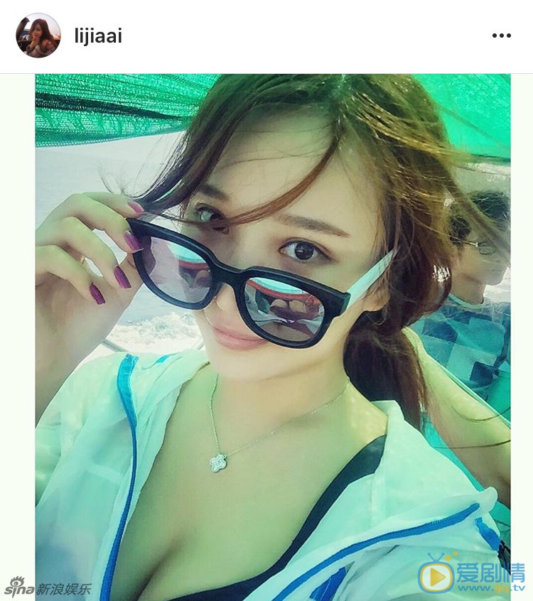 喬任梁前女友李嘉艾海量私照流出，身材傲人臉蛋漂亮。曾曬與喬任梁微信聊天記錄