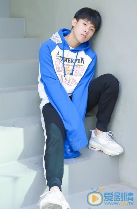 老男孩周洲是誰演的?老男孩周洲扮演者周奇個人資料、寫真及生活照欣賞