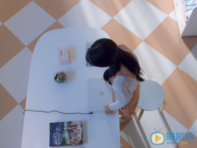 微微一笑很傾城貝微微的電腦是什麼品牌的?貝微微用的電腦多少錢?