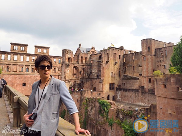 《孫老倔的幸福》季肖冰演繹後現代愛情 高清組圖欣賞 季肖冰法國劇照 《孫老倔的幸福》季肖冰飾演的海歸男陳明俊，是鑲著金邊的好男人，但是在遭遇愛情後，也變成懵懵懂懂的傻小子，為了追求譚松韻飾演的歡歡費盡苦心。