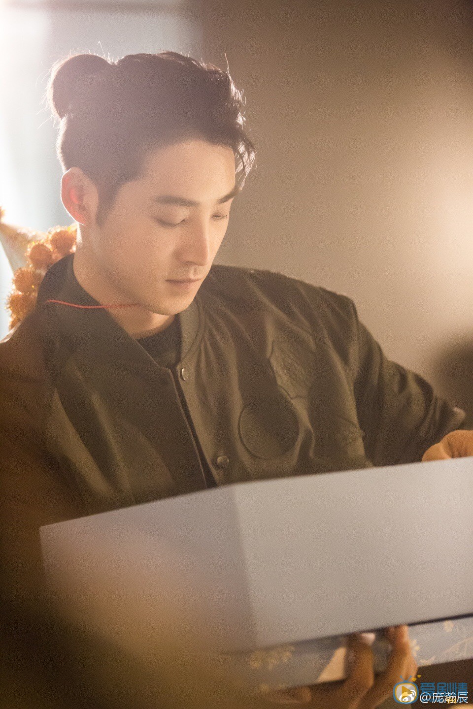 我站在橋上看風景羅智是誰演的？羅智扮演者龐瀚辰個人資料、寫真及生活照欣賞