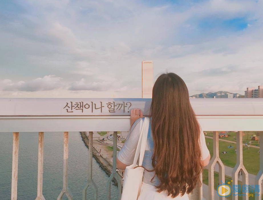 W兩個世界姜哲自殺的橋欄上為什麼有字？姜哲自殺的橋叫什麼名字？