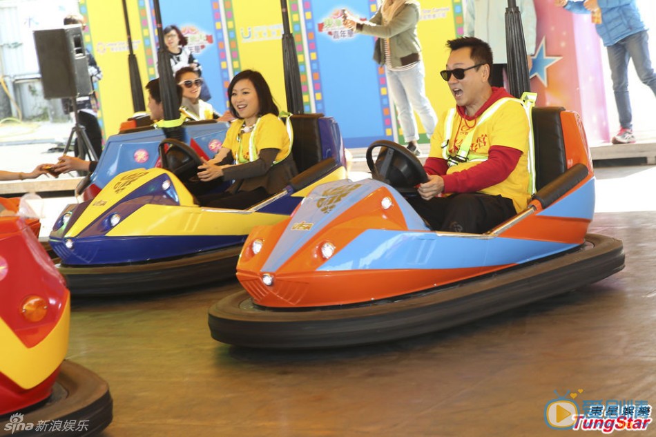 《公公出宮》將播 黎耀祥、蕭正楠、胡定欣、唐詩詠及林夏薇到遊樂場宣傳 《公公出宮》宣傳 黎耀祥、蕭正楠、胡定欣、唐詩詠及林夏薇等到遊樂場為大年初二(9日)首播無線劇集《公公出宮》宣傳，一眾演員大玩機動遊戲。