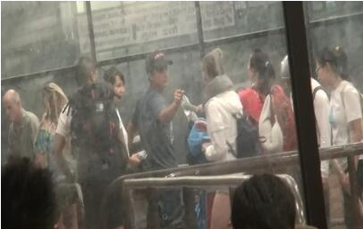 方力申何超蓮戀情曝光，同喝一瓶水親密無間，已交往三個月