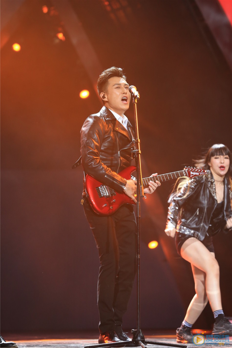 《偽裝者》三兄弟齊聚東方衛視跨年演唱會 引爆銀屏 胡歌12月31日，四大衛視跨年晚會同檔舉行。《偽裝者》兄弟胡歌靳東合體東方衛視跨年晚會，獨唱之外還合唱一首。王凱則獨自在湖南衛視跨年，與冬粉互動比手大小。