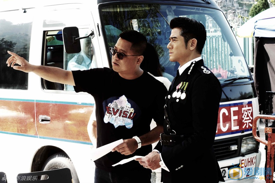 郭富城楊采妮《寒戰2》殺青 《寒戰2》劇照搶先看  導演與郭富城講戲 《寒戰2》的最後一場重頭戲“送戰友”曝光，郭富城穿警服現身，同時《寒戰2》正式殺青。