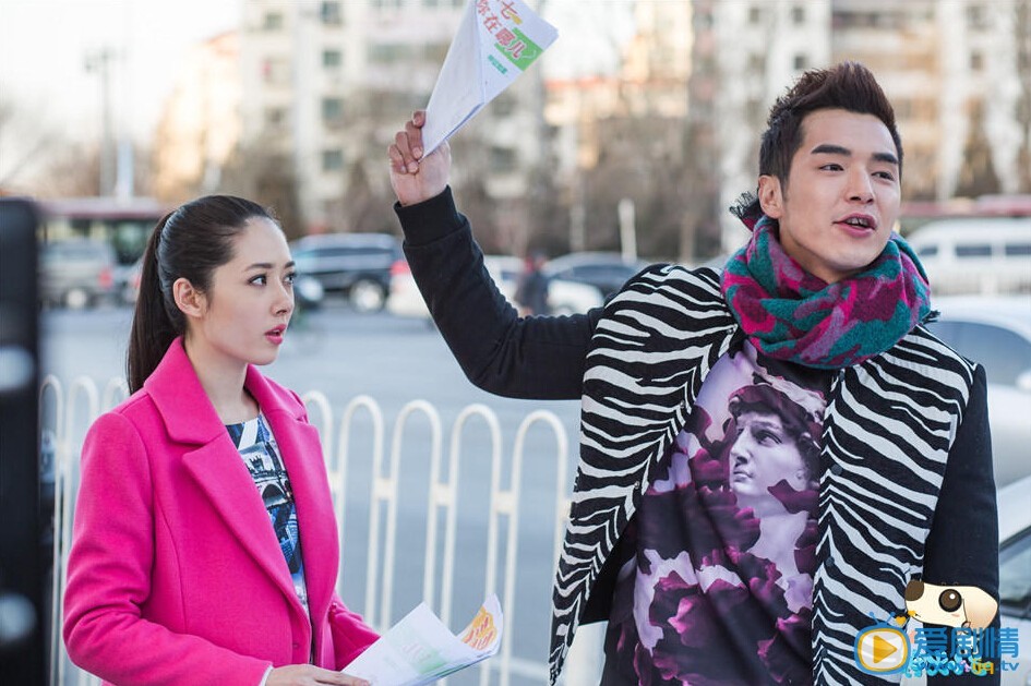 神犬小七郭碧婷玫紅色大衣