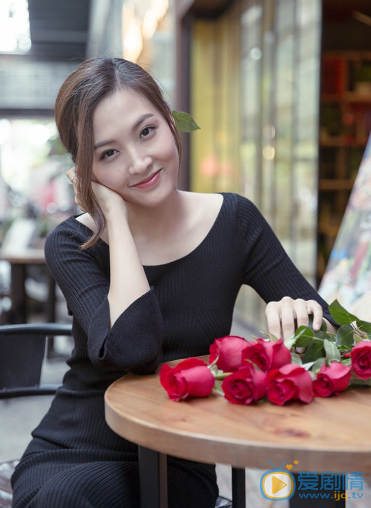  我的前半生薇薇安是誰演的？薇薇安扮演者鄭羅茜個人資料及寫真生活照欣賞