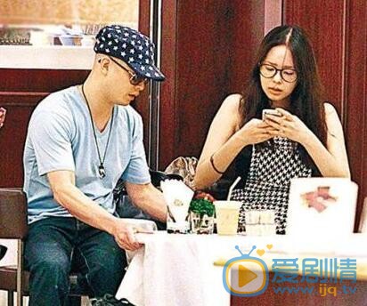 側田與韓國籍女友合照 側田情感經歷介紹