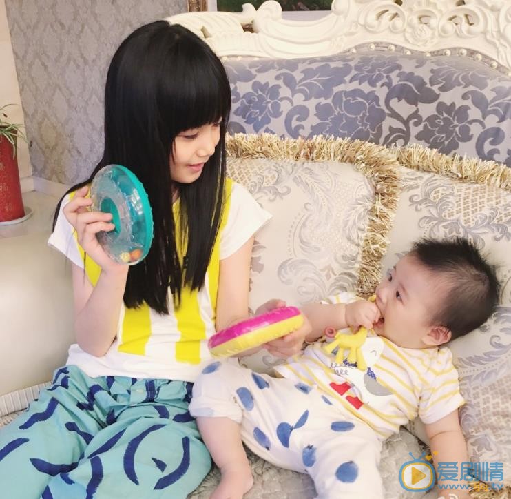 張籽沐個人資料簡介 張籽沐和弟弟合照