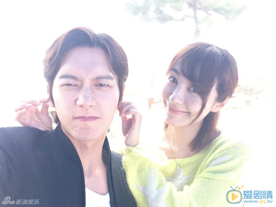 《遠得要命的愛情》李菲兒朴海鎮超萌花絮照欣賞 朴海鎮與李菲兒 《遠得要命的愛情》李菲兒與朴海鎮這對&ldquo;岸夏夫婦&rdquo;片場花絮照曝光，李菲兒與朴海鎮自拍，時而俏皮賣萌，時而&ldquo;大秀恩愛&rdquo;。