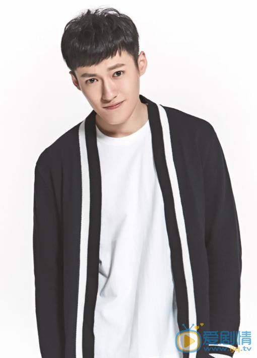 致我們單純的小美好李束是誰演的？李束扮演者張何昊臻個人資料、寫真及生活照欣賞