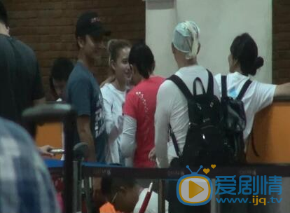 方力申何超蓮戀情曝光，同喝一瓶水親密無間，已交往三個月