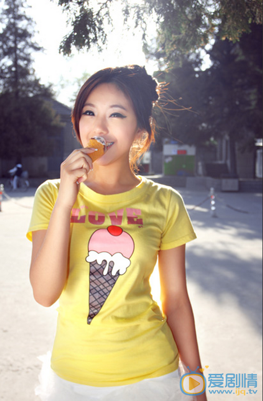 繁星四月李寶英是誰演的？李寶英扮演者趙奕歡個人資料生活私照欣賞