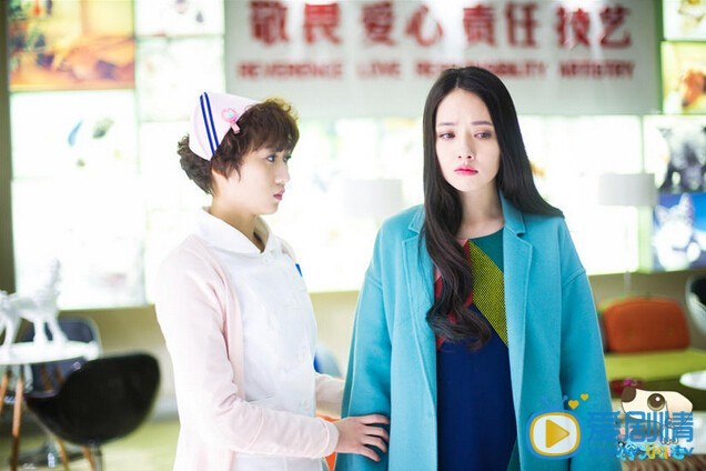 神犬小七郭碧婷湖藍色大衣