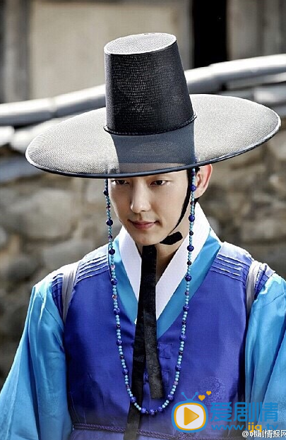 夜行書生熱播 李準基片場照劇照大放送