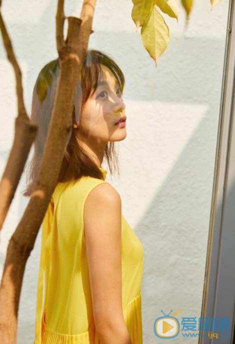 愛情進化論邢清清是誰演的？邢清清扮演者何泓姍個人資料、寫真及生活照欣賞