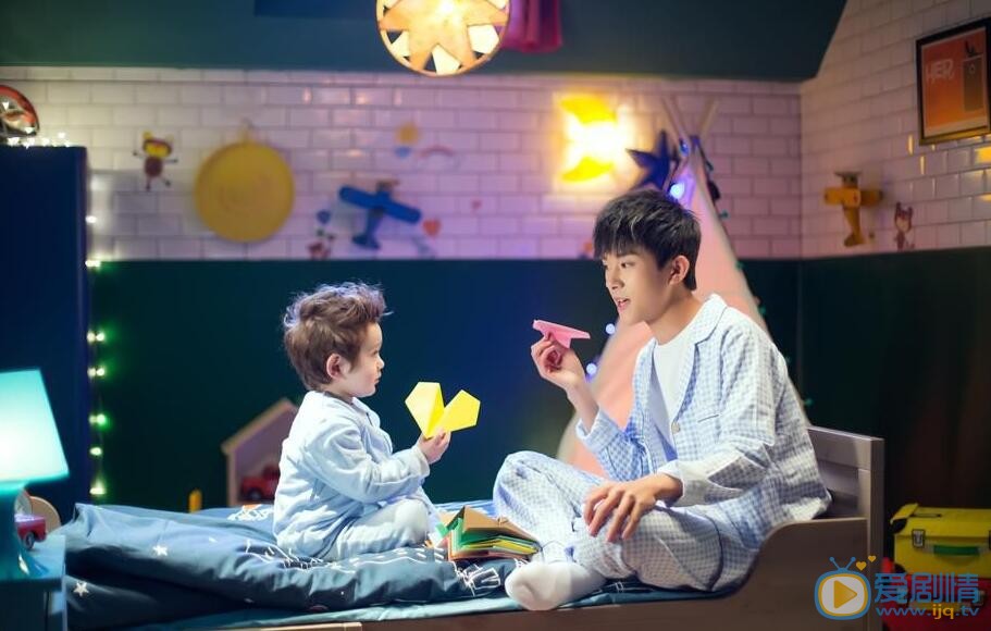 周嘉誠參加《放開我北鼻》第二季花絮照 周嘉誠易烊千璽合照 Jackson個人資料介紹