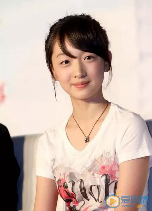 周冬雨雙眼皮是割的嗎?周冬雨前後照片對比揭秘