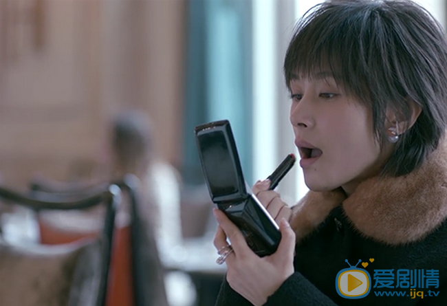 歡樂頌2曲筱綃用的粉餅和口紅是什麼牌子？多少錢？