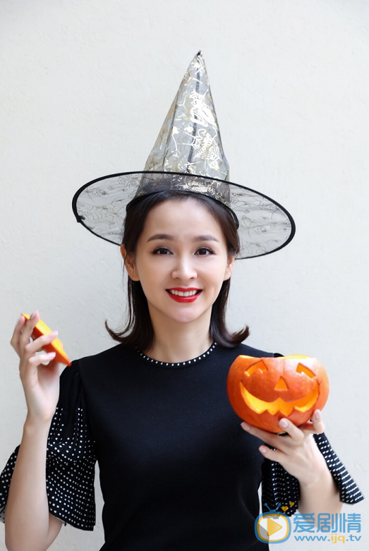 孤芳不自賞張貴妃是誰演的？張貴妃扮演者鄧莎個人資料簡介