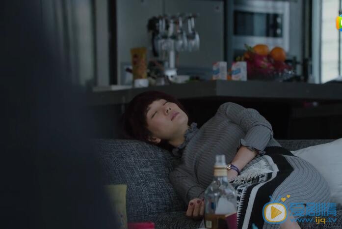  我的前半生羅子君吃安眠藥自殺了嗎？羅子君為什麼吃安眠藥？