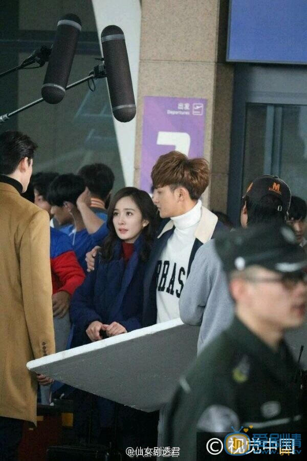 《談判官》幕後路透照曝光 楊冪黃子韜姐弟戀最萌身高差CP夠味